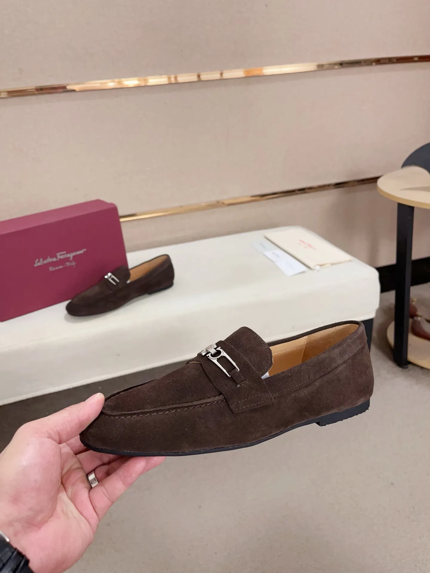 Men's shoes💰: 480💰 High version Ferragamo Dongguan quality! 🆕🆕Exclusive hot-selling products in stock🔥🔥New products on the shelves, high-quality shoes, complete with packaging! 💪 💪 Material: Imported suede cowhide 🐂 + Imported high-quality water-dyed cowhide lining + wear-resistant outsole 👍🏻👍🏻 Features: High-end and comfortable, purely handmade 🚀 🚀 Create the perfect shoes that suit you best 🔥 🔥 Size: (38-44) Can be customized 45 non-returnable!